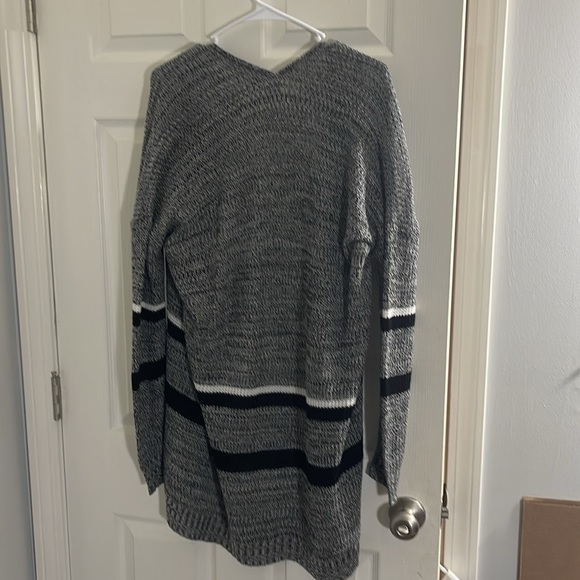 Zumiez Women's grey white black sleeved cardigan , Size L - Picture 4 of 6